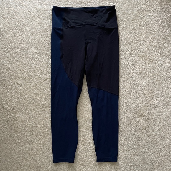 lululemon athletica Pants - Lululemon Athletica Women’s Two-Tone Crop Leggings. Size 6.